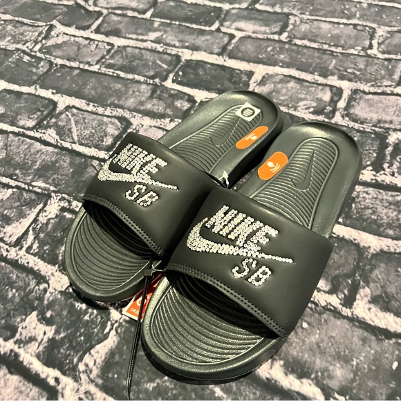 Bling Nike SB Rhinestone Slides Black Crystal NWT Women’s size 7.5 Mens 6 Custom - Picture 1 of 5